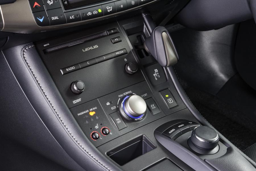 Детали интерьера Lexus CT200h 2018 года  (ZA) (фото 15 из 40)